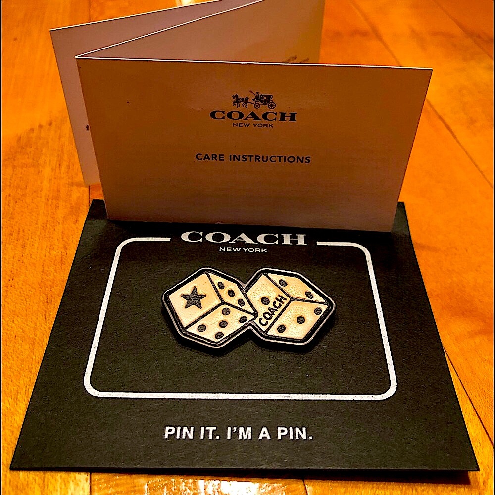 😎NWT Rare Coach Pin